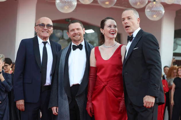 Danny Boyle, Jack O Connell, Claire Foy, and Guy Pearce at the opening ceremony featuring the premiere of the film *Ink* at the 2023 Venice Biennale, the 83rd Venice International Film Festival, at the Palazzo del Cinema in Venice, September 2, 2026 Foto:xD.xBedrosianx xFuturexImagex opening_6868