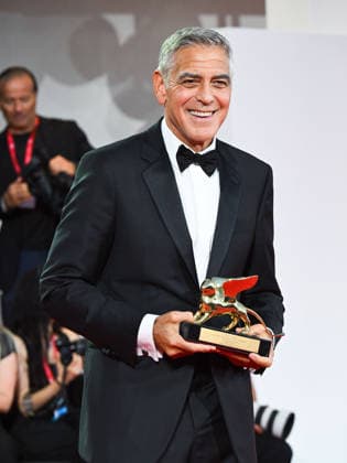 IPA88038252 - Venice, 83rd Venice International Film Festival 2026 - Night 1 - Opening Night Red Carpet - Pictured: GEORGE CLOONEY WITH THE GOLDEN LERONE  Copyright: xManuelexMangiarottix xPoolxPhotoxEventsx08x 88038252