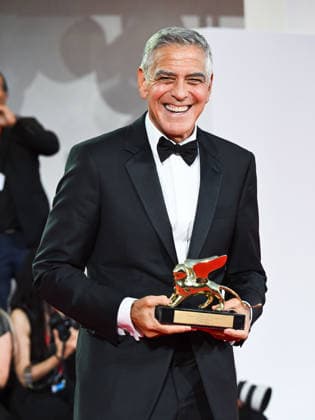 IPA88038255 - Venice, 83rd Venice International Film Festival 2026 - Night 1 - Opening Red Carpet - Pictured: GEORGE CLOONEY WITH THE GOLDEN LERONE  Copyright: xManuelexMangiarottix xPoolxPhotoxEventsx08x 88038255