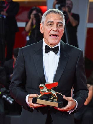 IPA88038266 - Venice, 83rd Venice International Film Festival 2026 - Night 1 - Opening Night Red Carpet - Pictured: GEORGE CLOONEY WITH THE GOLDEN LERONE  Copyright: xManuelexMangiarottix xPoolxPhotoxEventsx08x 88038266