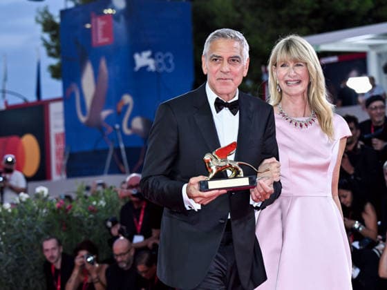IPA88038730 - Venice, 83rd Venice International Film Festival 2026 - Night 1 - Opening Night Red Carpet - Pictured: GEORGE CLOONEY WITH THE GOLDEN LERONE, Laura Dern  Copyright: xSimonexComix xPoolxPhotoxEventsx08x 88038730