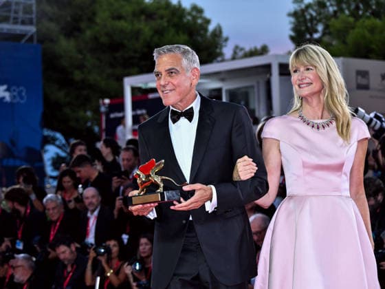 IPA88038732 - Venice, 83rd Venice International Film Festival 2026 - Night 1 - Opening Red Carpet - Pictured: GEORGE CLOONEY WITH THE GOLDEN LERONE, Laura Dern  Copyright: xSimonexComix xPoolxPhotoxEventsx08x 88038732