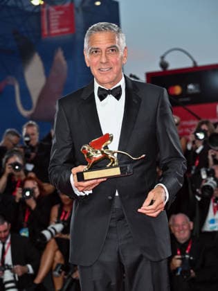IPA88038742 - Venice, 83rd Venice International Film Festival 2026 - Night 1 - Opening Night Red Carpet - Pictured: GEORGE CLOONEY WITH THE GOLDEN LERONE,  Copyright: xSimonexComix xPoolxPhotoxEventsx08x 88038742