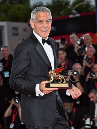 IPA88038741 - Venice, 83rd Venice International Film Festival 2026 - Night 1 - Opening Night Red Carpet - Pictured: GEORGE CLOONEY WITH THE GOLDEN LERONE,  Copyright: xSimonexComix xPoolxPhotoxEventsx08x 88038741