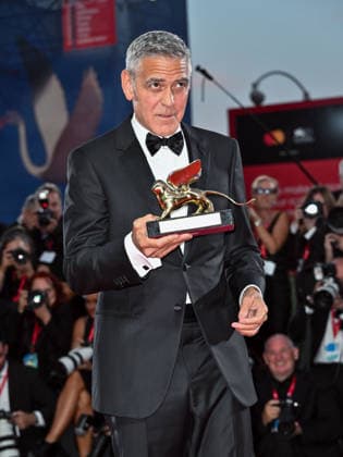 IPA88038745 - Venice, 83rd Venice International Film Festival 2026 - Night 1 - Opening Night Red Carpet - Pictured: GEORGE CLOONEY WITH THE GOLDEN LERONE,  Copyright: xSimonexComix xPoolxPhotoxEventsx08x 88038745