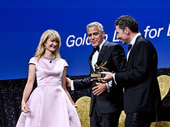 IPA88039072 - Venice, 83rd Venice International Film Festival 2026 - Night 1 - Opening ceremony in the Sala Grande for the Lifetime Achievement Lion - Pictured: Laura Dern, GEORGE CLOONEY, Pietrangelo Buttafuoco  Copyright: xSimonexComix xPoolxPhotoxEventsx08x 88039072