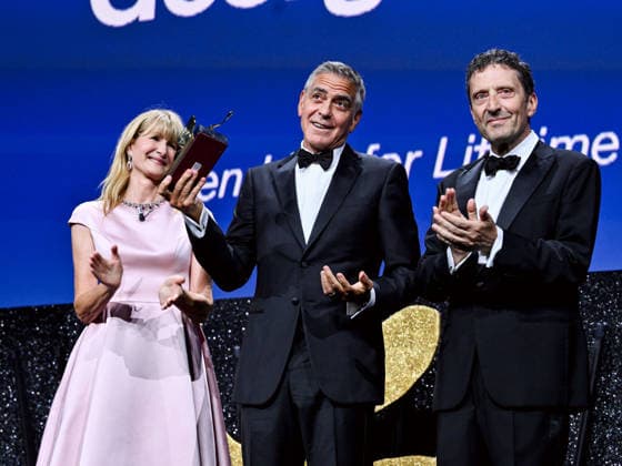IPA88039080 - Venice, 83rd Venice International Film Festival 2026 - Night 1 - Opening ceremony in the Sala Grande for the Lifetime Achievement Lion - Pictured: Laura Dern, GEORGE CLOONEY, Pietrangelo Buttafuoco  Copyright: xSimonexComix xPoolxPhotoxEventsx08x 88039080