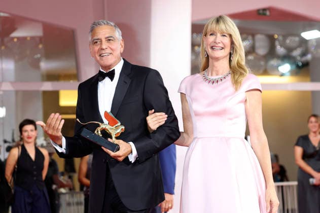 George Clooney with Laura Dern and the Golden Lion for Lifetime Achievement at the 2023 Venice Biennale, the 83rd Venice International Film Festival, at the Palazzo del Cinema in Venice, September 2, 2026 Foto:xD.xBedrosianx xFuturexImagex clooney_award_6904