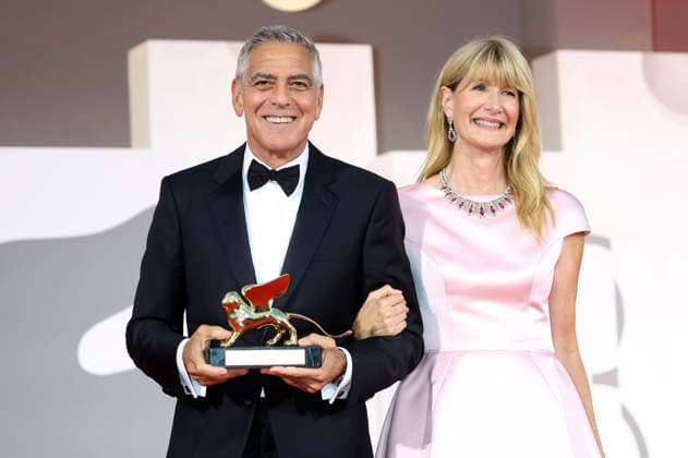 George Clooney with Laura Dern and the Golden Lion for Lifetime Achievement at the 2023 Venice Biennale, the 83rd Venice International Film Festival, at the Palazzo del Cinema in Venice, September 2, 2026 Foto:xD.xBedrosianx xFuturexImagex clooney_award_6907