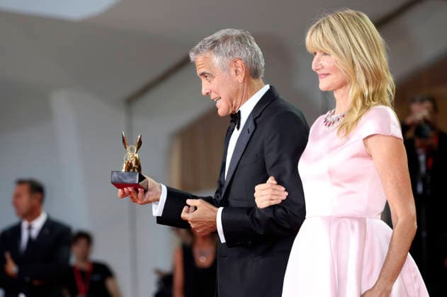 George Clooney with Laura Dern and the Golden Lion for Lifetime Achievement at the 2023 Venice Biennale, the 83rd Venice International Film Festival, at the Palazzo del Cinema in Venice, September 2, 2026 Foto:xD.xBedrosianx xFuturexImagex clooney_award_6908