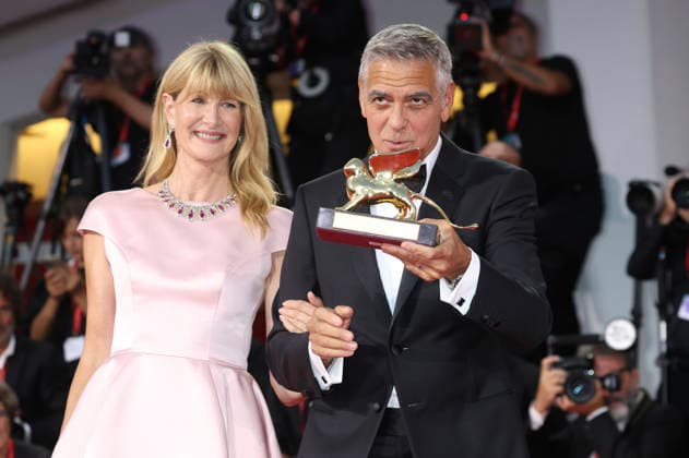 George Clooney with Laura Dern and the Golden Lion for Lifetime Achievement at the 2023 Venice Biennale, the 83rd Venice International Film Festival, at the Palazzo del Cinema in Venice, September 2, 2026 Foto:xD.xBedrosianx xFuturexImagex clooney_award_6911