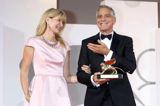 George Clooney with Laura Dern and the Golden Lion for Lifetime Achievement at the 2023 Venice Biennale, the 83rd Venice International Film Festival, at the Palazzo del Cinema in Venice, September 2, 2026 Foto:xD.xBedrosianx xFuturexImagex clooney_award_6912