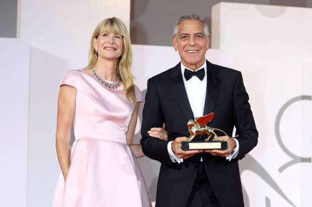 George Clooney with Laura Dern and the Golden Lion for Lifetime Achievement at the 2023 Venice Biennale, the 83rd Venice International Film Festival, at the Palazzo del Cinema in Venice, September 2, 2026 Foto:xD.xBedrosianx xFuturexImagex clooney_award_6913