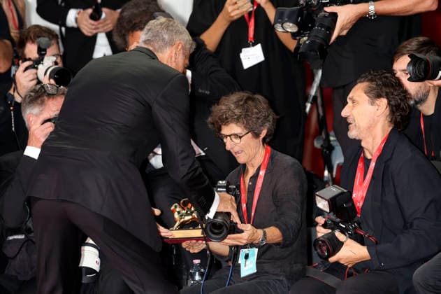 George Clooney Receives the Golden Lions for Lifetime Achievement at the 2023 Venice Biennale—the 83rd Venice International Film Festival—at the Palazzo del Cinema in Venice, September 2, 2026 Foto:xD.xBedrosianx xFuturexImagex clooney_award_6914