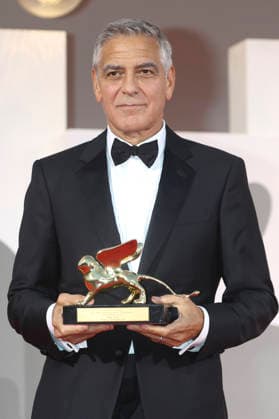 George Clooney Receives the Golden Lions for Lifetime Achievement at the 2023 Venice Biennale—the 83rd Venice International Film Festival—at the Palazzo del Cinema in Venice, September 2, 2026 Foto:xD.xBedrosianx xFuturexImagex clooney_award_6918
