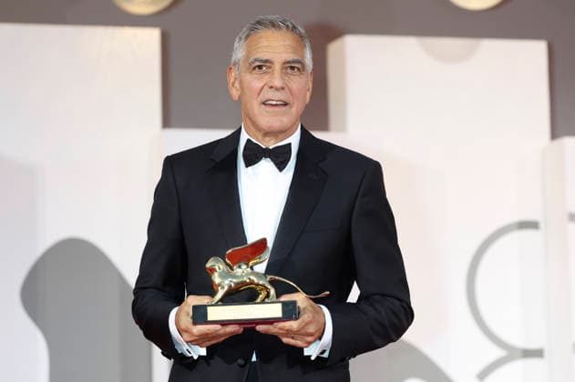 George Clooney Receives the Golden Lion for Lifetime Achievement at the 2023 Venice Biennale—the 83rd Venice International Film Festival—at the Palazzo del Cinema in Venice, September 2, 2026 Foto:xD.xBedrosianx xFuturexImagex clooney_award_6920