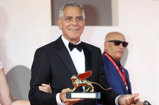 George Clooney Receives the Golden Lion for Lifetime Achievement at the 2023 Venice Biennale—the 83rd Venice International Film Festival—at the Palazzo del Cinema in Venice, September 2, 2026 Foto:xD.xBedrosianx xFuturexImagex clooney_award_6922
