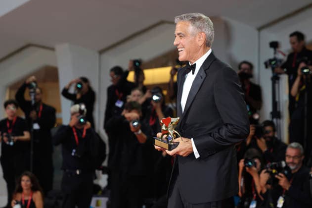 George Clooney Receives the Golden Lion for Lifetime Achievement at the 2023 Venice Biennale—the 83rd Venice International Film Festival—at the Palazzo del Cinema in Venice, September 2, 2026 Foto:xD.xBedrosianx xFuturexImagex clooney_award_6923