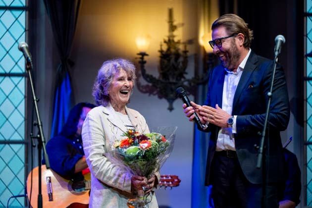 STOCKHOLM, SWEDEN 20260902 This year’s Cornelis Prize winner, Siw Malmkvist, with Anton Strand, chair of the Cornelis Vreeswijk Memorial Foundation. The Cornelis Prize and Stockholm City Mission announce this year’s Cornelis Prize at Mötesplats Mariatorget in Stockholm. STOCKHOLM, SWEDEN x10430x  Copyright: xChristinexOlsson TTx CORNELISPRISET TILLKÄNNAGES nsSN0nG_MDg