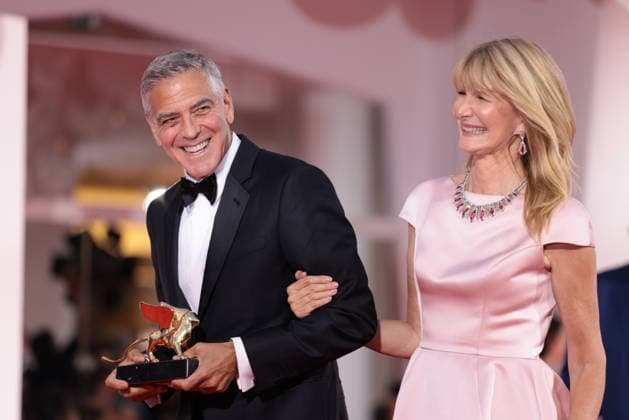 Entertainment Bilder des Tages Opening Ceremony & Golden Lion For Lifetime Achievement Award To George Clooney George Clooney poses on the red carpet with Laura Dern after receiving the Golden Lion for Lifetime Achievement Award during the Opening Ceremony the 83rd Venice International Film Festival at Sala Grande on September 02, 2026 in Venice, Italy.  Copyright: xKazukoxWakayamax