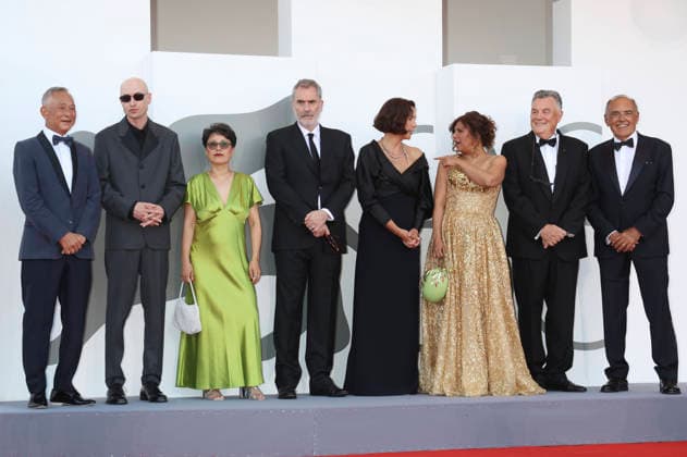 Johnny To, Daniel Blumberg, Shahrbanoo Sadat, Xavier Giannoli, Maggie Gyllenhaal, Kaouther Ben Hania, Francesco Casetti and Alberto Barbera at the opening ceremony featuring the premiere of the film *Ink* at the 2023 Venice Biennale—the 83rd Venice International Film Festival—at the Palazzo del Cinema in Venice, September 2, 2026 Foto:xD.xBedrosianx xFuturexImagex opening_6884