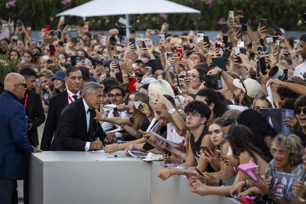 George Clooney Golden Lion For Lifetime Achievement - The 83rd Venice International Film Festival VENICE, ITALY - SEPTEMBER 02: George Clooney signs autographs for fans as he attends the George Clooney Golden Lion For Lifetime Achievement red carpet during the 83rd Venice International Film Festival, at Sala Grande on September 02, 2026 in Venice, Italy. Primo Barol Anadolu Venice Italy. Editorial use only. Please get in touch for any other usage.  Copyright: x2026xAnadoluxPrimoxBarolx