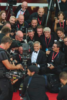 September 2, 2026, Venice, Italy, Italy: GEORGE CLOONEY on the opening red carpet at the 83rd Venice Film Festival playing with photographers and sitting with them Venice Italy - ZUMAg279 20260902_zip_g279_045 Copyright: xAlessandroxGalatolix
