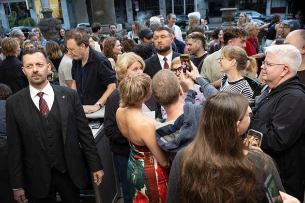 GENTLE MONSTER Premiere: Jella Haase Takes Selfies with Fans; GENTLE MONSTER Premiere at the Delphi Filmpalast Movie Theater in Berlin Copyright: xEventpressx