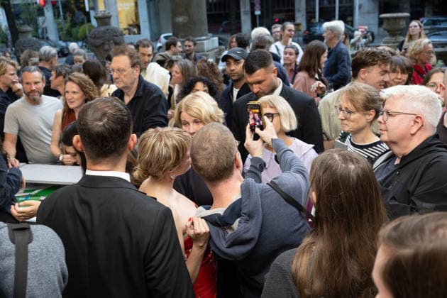 GENTLE MONSTER Premiere: Jella Haase Takes Selfies with Fans GENTLE MONSTER Premiere at the Delphi Filmpalast Movie Theater in Berlin Copyright: xEventpressx