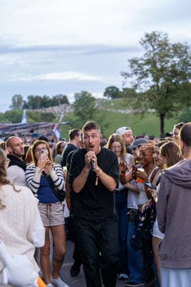 The British band Bastille will perform at the Superbloom Festival in Munich s Olympic Park. Singer Dan Smith will thrill the audience with an energetic live performance on September 2, 2026, at Munich s Olympic Park in Bavaria, Germany.