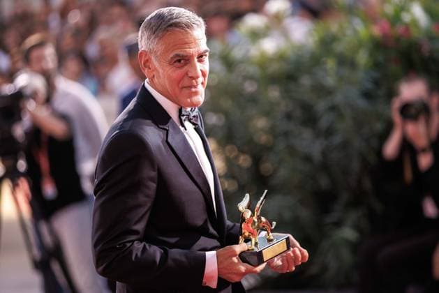 83rd Venice International Film Festival in Venice, Italy - 2 SEP 2026. American actor and producer, George Clooney seen holding the Honorary Golden Lion Award at the 83rd Venice International Film Festival at the Palazzo del Cinema. Venice Italy Copyright: xMarcoxBaradax xSOPAxImagesx 20260902_RED CARPET OPENING INK-73