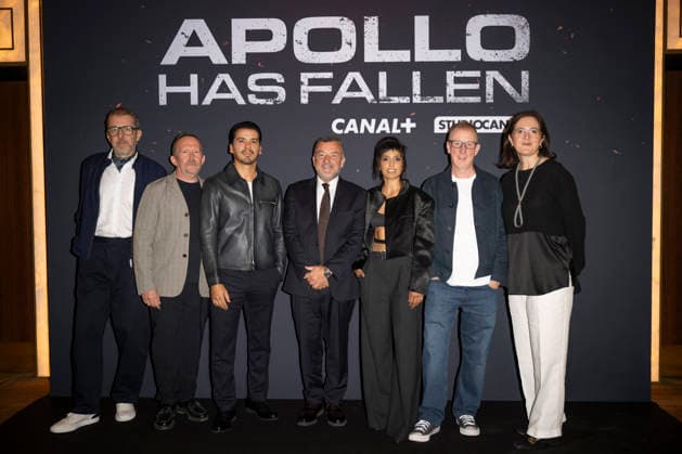 Apollo Has Fallen Premiere - Paris Tewfik Jallab and Ritu Arya with GÉRALD-BRICE VIRET General Director of Canal plus Canal + during the photocell of the « Apollo Has Fallen» Paris Premiere at Le Grand Rex on September 2, 2026 in Paris, France. Photo by Eliot Blondet ABACAPRESS.COM Paris France France  Copyright: xBlondetxEliot ABACAx