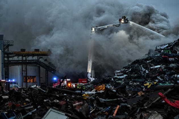 News Bilder des Tages Großbrand auf einem Schrottplatz in Leer. Der Großbrand auf einem Schrottplatz wird die Einsatzkräfte voraussichtlich noch mehrere Stunden beschäftigen. Inzwischen sind zahlreiche Feuerwehren aus der Region zur Unterstützung vor Ort. Neben Kräften aus Moormerland, Weener und weiteren umliegenden Gemeinden ist mittlerweile sogar die Werksfeuerwehr der Meyer Werft aus Papenburg in Leer im Einsatz. Die umfangreichen Nachlöscharbeiten dürften sich noch über längere Zeit hinziehen. Leer Niedersachsen Deutschland *** Major Fire at a Scrap Yard in Leer The major fire at a scrap yard is expected to keep emergency responders busy for several more hours. In the meantime, numerous fire departments from the region have arrived on the scene Copyright: xdiebildwerftx