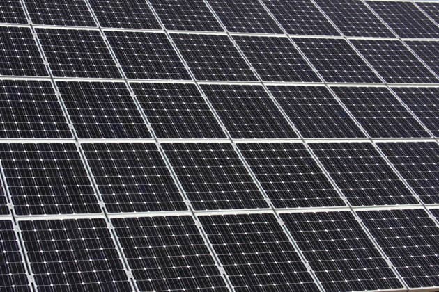 Solarzellen Solarzellen auf einem Hausdach solar cells on a roof (License=RF) Copyright: xZoonar.com JoachimxOpelkax 3866026