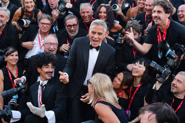 Title: 83rd Venice Film Festival Red Carpet 83rd Venice Film Festival George Clooney on the opening red carpet George Clooney attends the Golden Lion for Lifetime Achievement red carpet with his wife Amal and poses with the award after the ceremony, accompanied in part by Laura Dern. Photos by Thomas Bohlen. Starface 459342 2026 09 02 Venice, Italy  Copyright: xThomasxBohlenx STAR_459342_354