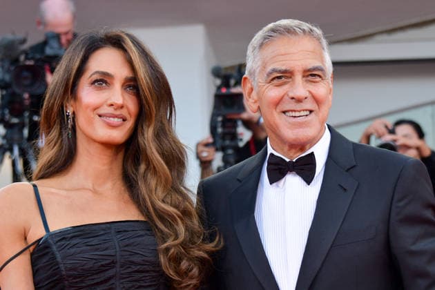 Title: 83rd Venice Film Festival Red Carpet 83rd Venice Film Festival Venice International Film Festival George Clooney on the opening red carpet George Clooney attends the Golden Lion for Lifetime Achievement red carpet with his wife Amal and poses with the award after the ceremony, accompanied in part by Laura Dern Photos by Thomas Bohlen Starface 459342 2026 09 02 Venice, Italy  Copyright: xThomasxBohlenx STAR_459342_377