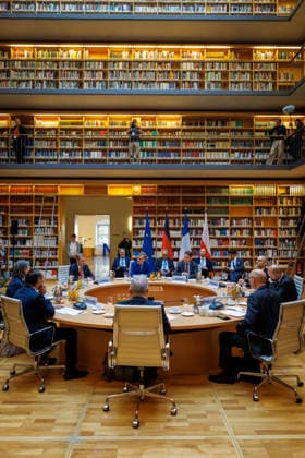 News Bilder des Tages Johann Wadephul (CDU), Bundesaussenminister, nimmt am Treffen der Aussenminister des Weimarer Dreiecks teil. Hier mit dem franzoesischen Aussenminister Jean-Noel Barrot, und dem polnischen Aussenminister Radoslaw Sikorski, bei der ersten Arbeitssitzung. Weimar, 03.09.2026. Fotografiert im Auftrag des Auswaertigen Amtes Weimar Deutschland *** Johann Wadephul (CDU), Federal Foreign Minister, attends the meeting of the foreign ministers of the Weimar Triangle. Pictured here with French Foreign Minister Jean Noel Barrot and Polish Foreign Minister Radoslaw Sikorski at the first working session in Weimar, September 3, 2026. Photographed on behalf of the Federal Foreign Office, Weimar, Germany Copyright: xThomasxImox