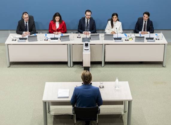 THE HAGUE - The parliamentary inquiry committee into the coronavirus policy with (L-R) AndrÃ Poortman, Annelotte Lammers, Chair Daan de Kort, Songül Mutluer and Dion Huidekooper during the public hearing of Kim Putters. During the pandemic, Putters was Director of the Social and Cultural Planning Office. REMKO DE WAAL ANP netherlands out - belgium out  Copyright: xx x566930370x originalFilename: 566930370.jpg