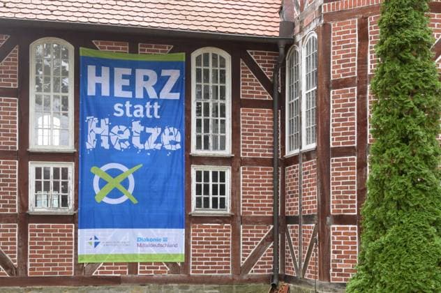 News Bilder des Tages 03.09.2026 bekennende Kirche Deutschland Sachsen Anhalt Altmark Altmarkkreis Salzwedel Stadt Klötze Ortsteil Kusey Fachwerkkirche Transparent an der Kirche ruft zur Teilnahme an der in wenigen Tagen statt findenden Landtagswahl auf Aufschrift Herz statt Hetze ***Nutzung nur redaktionell*** *** September 3, 2026, Confessing Church, Germany, Saxony-Anhalt, Altmark, Altmark District, Salzwedel, City of Klötze, Kusey neighborhood, half-timbered church. A banner on the church calls for participation in the state election taking place in a few days. Inscription: Heart Instead of Hate ***For editorial use only***