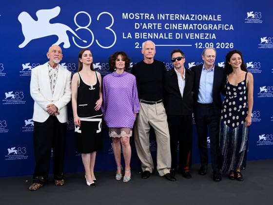 Entertainment Bilder des Tages IPA88063589 - Venice, 83rd Venice International Film Festival 2026 - Day 2, Photocell film Wild Horse Nine.? Pictured: John Malkovich, Mariana Di Girolamo, Parker Posey, Director Martin McDonagh, Sam Rockwell, Steve Buscemi, Ailin Salas  Copyright: xAlbertoxTerenghix xPoolxPhotoxEventsx08x 88063589