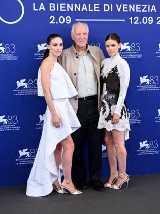 IPA88064090 - Venice, 83rd Venice International Film Festival 2026 - Day 2 - Photocall for *The Great Bucking Fastard*: Pictured: Rooney Mara, Werner Herzog, Kate Mara  Copyright: xAlbertoxTerenghix xPoolxPhotoxEventsx08x 88064090