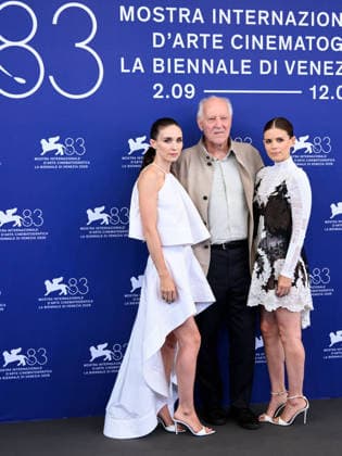 IPA88064089 - Venice, 83rd Venice International Film Festival 2026 - Day 2 - Photocall for *The Great Bucking Fastard*: Pictured: Rooney Mara, Werner Herzog, Kate Mara  Copyright: xAlbertoxTerenghix xPoolxPhotoxEventsx08x 88064089
