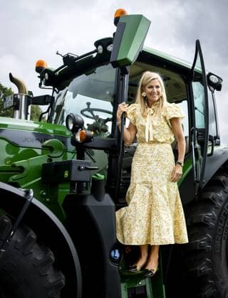 HENGELO - Queen Maxima steps out of a tractor during a visit to a fiber hemp grower as part of a working visit to the Achterhoek focused on biobased construction and making buildings more sustainable. SEM VAN DER WAL ANP netherlands out - belgium out  Copyright: xx x566945026x originalFilename: 566945026.jpg