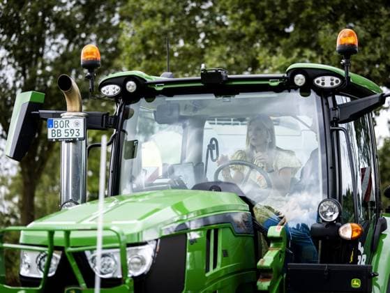 HENGELO - Queen Maxima helps out in a tractor during a visit to a fiber hemp grower as part of a working visit to the Achterhoek focused on biobased construction and making buildings more sustainable. SEM VAN DER WAL ANP netherlands out - belgium out  Copyright: xx x566945400x originalFilename: 566945400.jpg