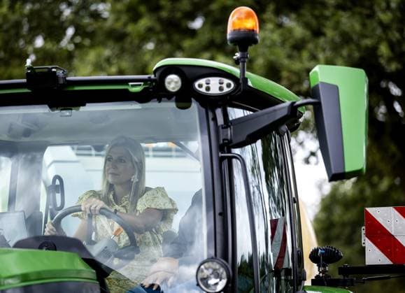 HENGELO - Queen Maxima helps out in a tractor during a visit to a fiber hemp grower as part of a working visit to the Achterhoek focused on biobased construction and making buildings more sustainable. SEM VAN DER WAL ANP netherlands out - belgium out  Copyright: xx x566945410x originalFilename: 566945410.jpg