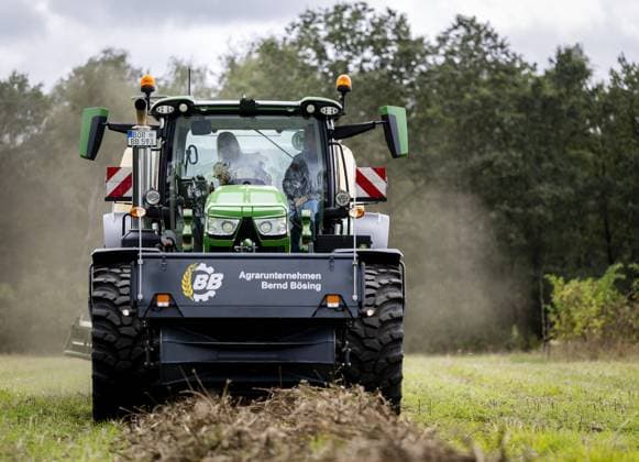HENGELO - Queen Maxima helps out in a tractor during a visit to a fiber hemp grower as part of a working visit to the Achterhoek focused on biobased construction and making buildings more sustainable. SEM VAN DER WAL ANP netherlands out - belgium out  Copyright: xx x566945504x originalFilename: 566945504.jpg