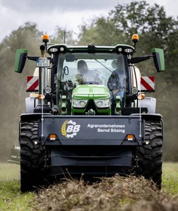 HENGELO - Queen Maxima helps out in a tractor during a visit to a fiber hemp grower as part of a working visit to the Achterhoek focused on biobased construction and making buildings more sustainable. SEM VAN DER WAL ANP netherlands out - belgium out  Copyright: xx x566945562x originalFilename: 566945562.jpg
