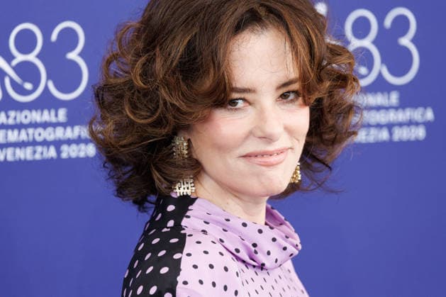 News - Wild Horse Nine Photocall - The 83rd Venice International Film Festival VENICE, ITALY - SEPTEMBER 03: Parker Posey attends the Wild Horse Nine Photocall during the 83rd Venice International Film Festival at Palazzo del Casino on September 03, 2026 in Venice, Italy. Photo: Cinzia Camela. Lido di Venezia Palazzo del Casino Italy Copyright: xCinziaxCamelax xLiveMediax LPN_2636506