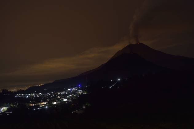 News Bilder des Tages Mount Sinabung Erupts KARO, NORTH SUMATRA, INDONESIA SEPTEMBER 3, 2026: Incandescence and flames are visible at the crater of Mount Sinabung as it spews volcanic ash during continued volcanic activity in Karo Regency, North Sumatra, Indonesia. The Center for Volcanology and Geological Hazard Mitigation (PVMBG) maintains Mount Sinabung s alert status at Level III (Siaga), following increased volcanic activity, and advises residents and tourists to avoid the designated exclusion zone. Karo, North Sumatra Indonesia Copyright: x xSutantaxAdityax xJNAxPressx
