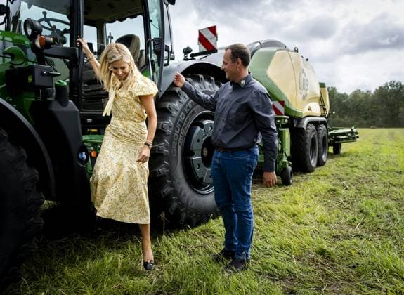 HENGELO - Queen Maxima steps out of a tractor during a visit to a fiber hemp grower as part of a working visit to the Achterhoek focused on biobased construction and making buildings more sustainable. SEM VAN DER WAL ANP netherlands out - belgium out  Copyright: xx x566954353x originalFilename: 566954353.jpg